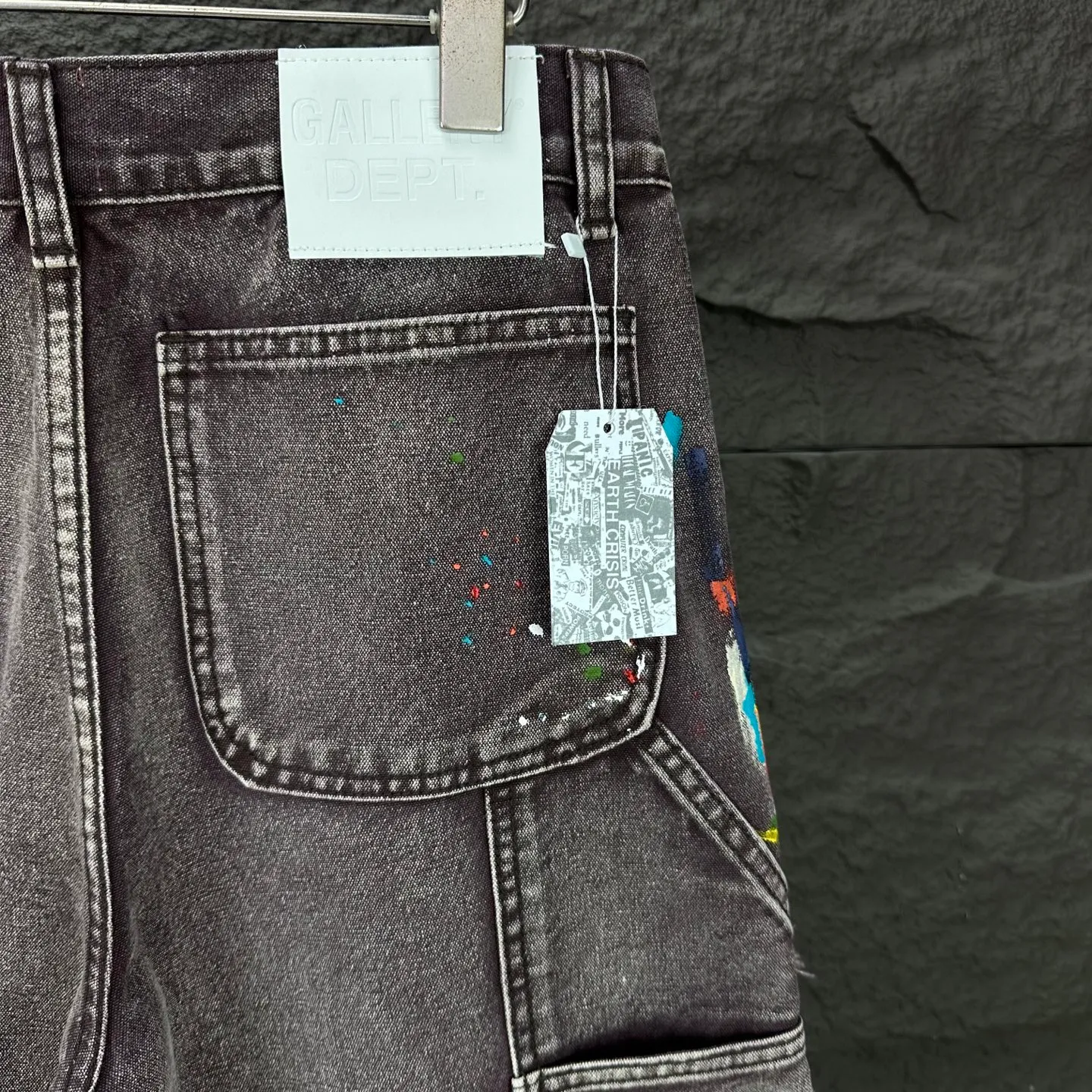 P250 GALLERY DEPT. & Croixin co-branded 2025 new splash-ink hand-painted splicing multi-pocket couple style loose washed micro-flared jeans 🔥High version🔥High version🔥 Top ceiling quality Styles with different washed textures are very friendly to people with thin legs and thick legs. The micro-flared version is very flattering. Moderate length that never goes out of style, easy to match with casually, basic styling for various styles, a must-have in the wardrobe! The fabric is stiff but also makes the upper body soft without losing texture. The washing process is even more perfect. It is a must-have item for everyone! ! ! Washed wheat, hang tag, pants label, three complete labels, color: brown, size: 28, 30, 32, 34, 36 (five sizes)